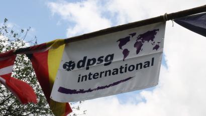Banner mit dem Schriftzug DPSG international