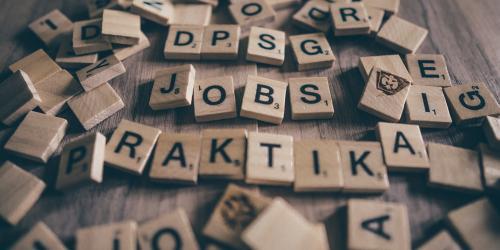 Holzbuchstaben zeigen die Worte DPSG, Jobs und Praktika