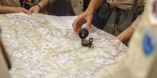Landkarte mit einer Hand, die einen Kompass hält
