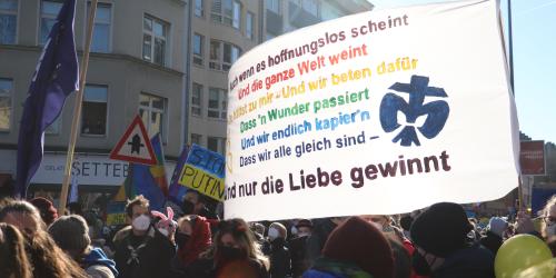 Demonstration in Köln mit einem Demoplakat mit DPSG-Lilie 