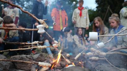 Kinder mit Stockbrot und Marshmallows am Lagerfeuer