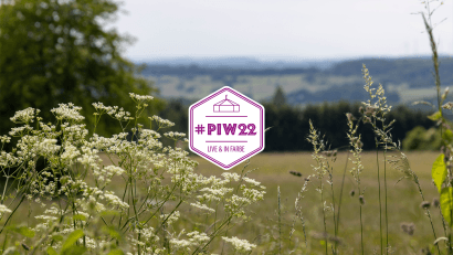 Weitblick über Wiese mit PiW-Logo 2022 im Vordergrund