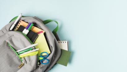 Schulrucksack mit Stiften und Papier