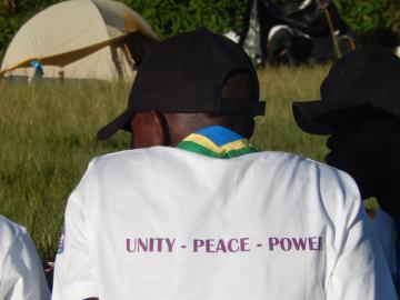Rückenaufnahme Pfadfinder Ruanda - Tshirt mit dem Text Unity Peace Power