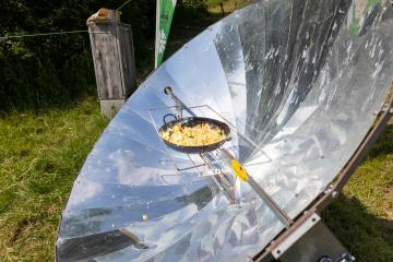 Solarkocher mit einer Pfanne mit Rührei